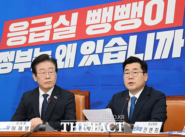 모두발언 하는 박찬대 원내대표(오른쪽).