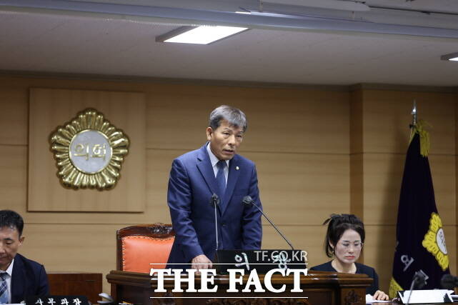 김영춘 부여군의장이 지난 6일 부여군의회 제286회 임시회 제2차 본회의에서 페회사를 하고 있다. /부여군의회