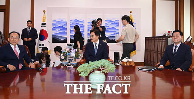 밝은 표정으로 만난 여야 원내대표.