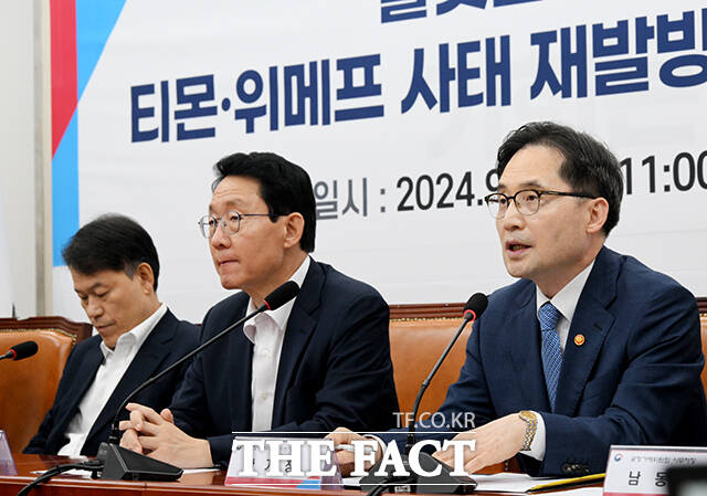 발언하는 한기정 공정거래위원장(오른쪽).