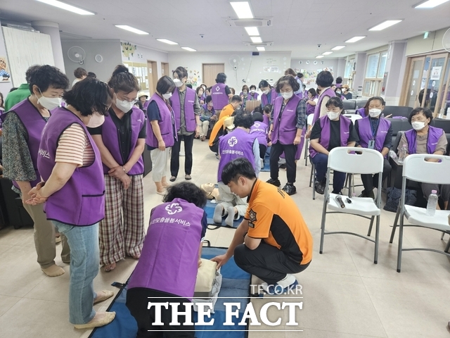 서천소방서가 노인복지센터 생활지원사, 사회복지사를 대상으로 심폐소생술과 응급처치 교육을 진행하고 있다./서천소방서