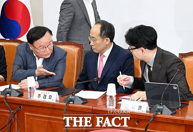 김재원 최고위원(왼쪽)과 대화하는 한동훈 대표(오른쪽).