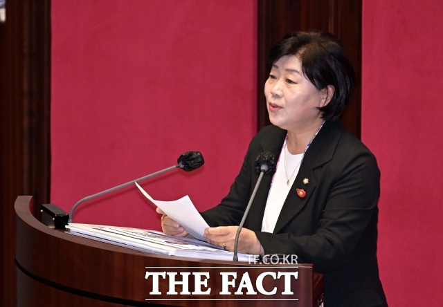 서영교 더불어민주당 의원이 김건희 여사 황제 조사 논란을 두고 박성재 법무부 장관을 향해 자존심 상하지 않냐고 했다. 박 장관은 한때 야당 쪽 의석을 노려보기도 했다./이새롬 기자