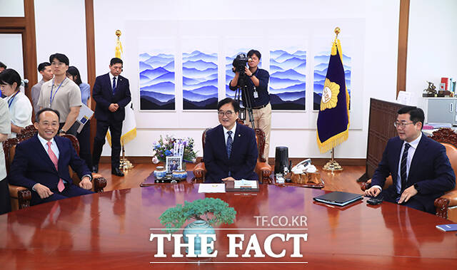 대화 나누는 우원식 국회의장(가운데)과 추경호 국민의힘 원내대표(왼쪽), 박찬대 더불어민주당 원내대표.