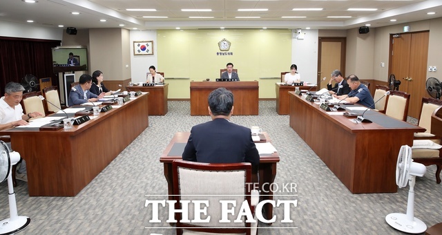 충남도의회 행정문화위원회는 9일 355회 임시회에서 도 행정기구 및 정원 우녕에 관한 조례 일부개정조례안을 심의하고 있다. /