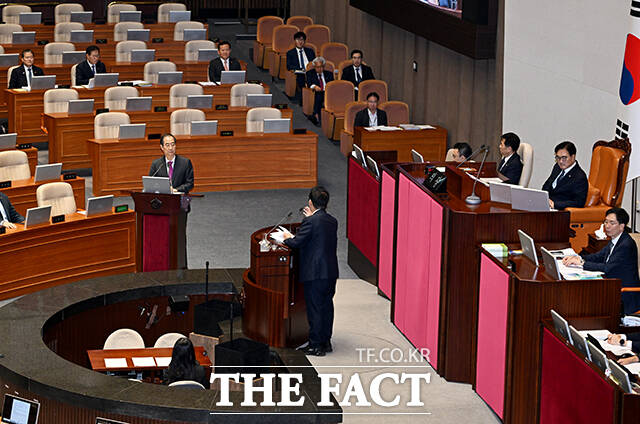 박지원 더불어민주당 의원 질의에 답변하는 한덕수 국무총리(왼쪽).