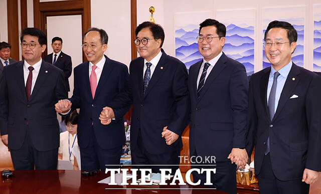 기념사진 촬영하는 참석자들.