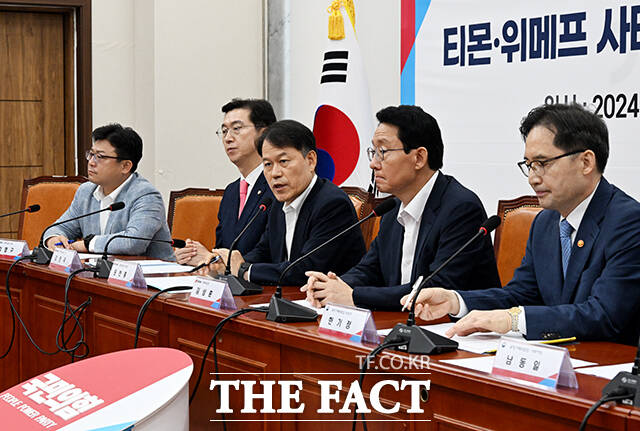 발언하는 윤한홍 정무위원장(가운데).