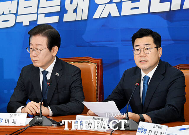 모두발언 하는 박찬대 원내대표(오른쪽).