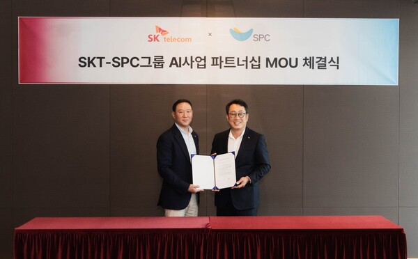 허희수 SPC 그룹 부사장(왼쪽)과 유영상 SKT CEO가 MOU를 마친 후 기념 촬영하는 모습. /SPC