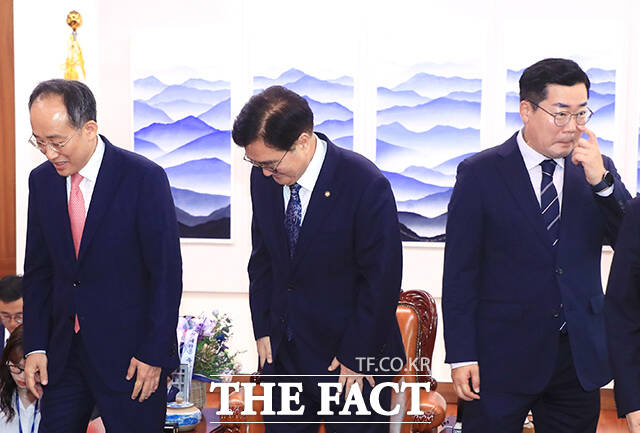 착석하는 추경호 국민의힘 원내대표와 우원식 국회의장, 박찬대 더불어민주당 원내대표(왼쪽부터).