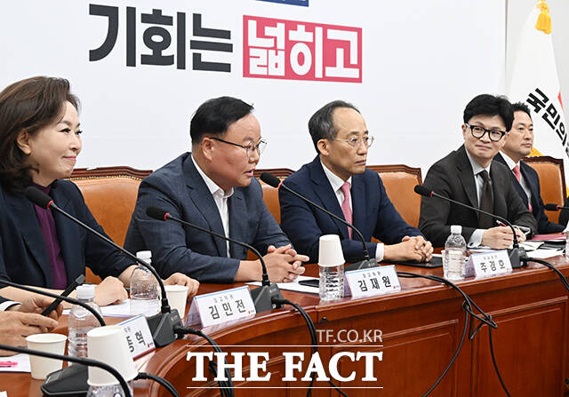 모두발언 하는 김재원 최고위원(왼쪽 두번째).