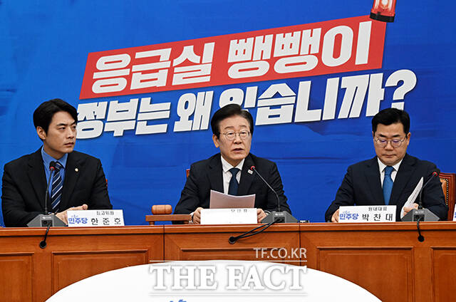 이재명 더불어민주당 대표(가운데)가 9일 오전 서울 여의도 국회에서 열린 최고위원회의에 참석해 모두발언을 하고 있다. /국회=배정한 기자