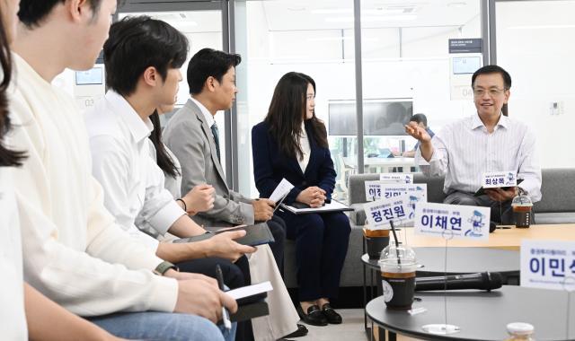 최상목 경제부총리 겸 기획재정부 장관이 9일 대전 충남대학교에서 교내 증권투자동아리 학생들을 만나 대화하고 있다. /기획재정부