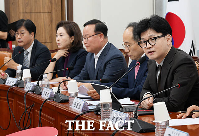 모두발언 하는 한동훈 대표(오른쪽).