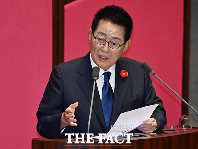 한덕수 국무총리에게 질의하는 박지원 더불어민주당 의원.