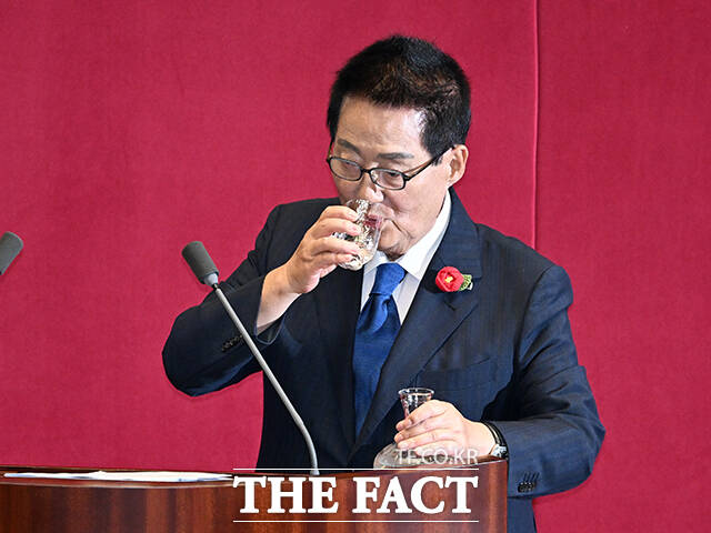 질의 전 물 마시는 박지원 더불어민주당 의원.