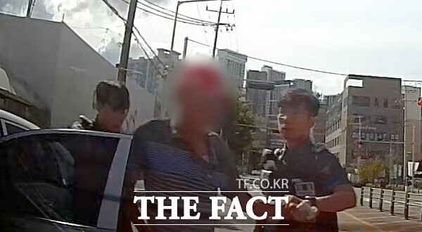 무면허 운전을 하던 A씨(50대, 남)가 경찰에 체포되고 있는 모습. / 대전 경찰