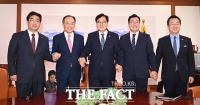  대정부질문 앞두고 회동하는 여야 원내대표와 우원식 국회의장 [TF사진관]