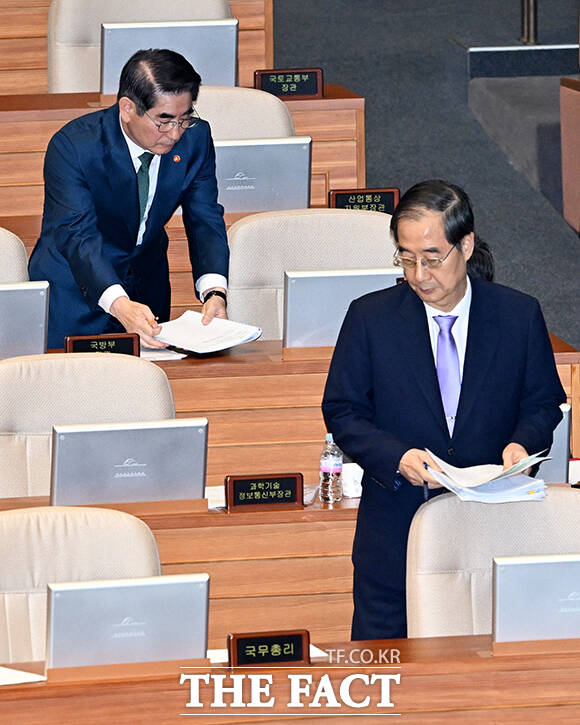 발언대로 이동하는 김용현 국방부 장관(왼쪽).