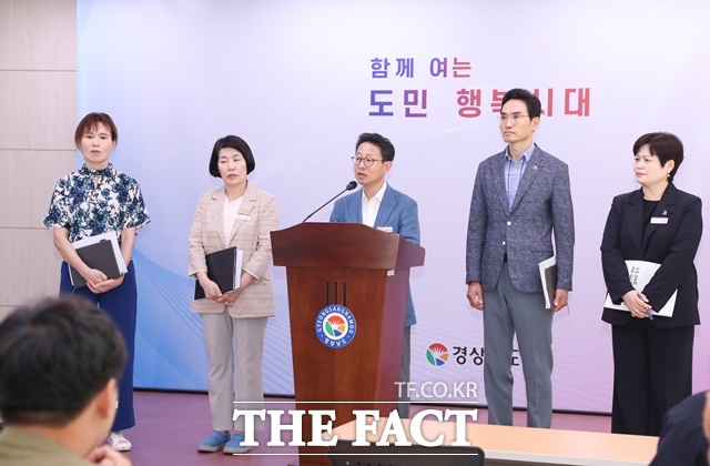 윤인국 경남도 교육청년국장이 인구위기 대응 종합대책을 발표하고 있다./경남도