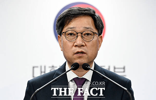 정윤순 보건복지부 보건의료정책실장이 10일 오후 서울 종로구 정부서울청사에서 응급의료 등 비상진료 대응 관련 브리핑을 하고 있다. /임영무 기자