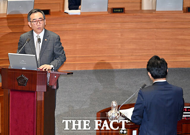 정동영 더불어민주당 의원의 질의에 답변하는 조태열 외교부 장관(왼쪽).