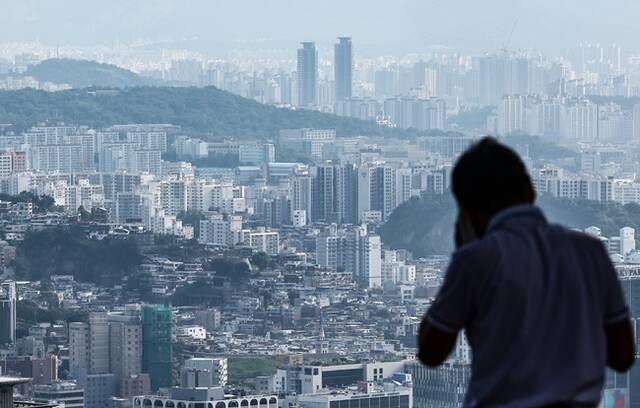 전문가들은 당분간 서울 아파트 가격이 하락세로 돌아서기는 어려울 것으로 내다봤다. 특히 아파트 가격은 더 오를 것이라는 분석도 내놨다. /뉴시스