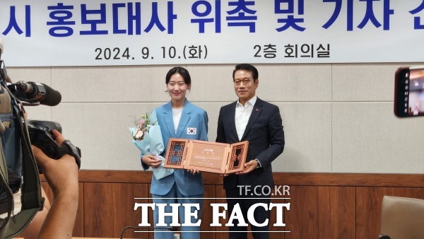 2024 파리올림픽 사격 금메달리스트 양지인 선수가 남원시 홍보대사로 위촉돼 최경식 남원시장(오른쪽)과 기념 사진을 찍고 있다. /남원=최영 기자