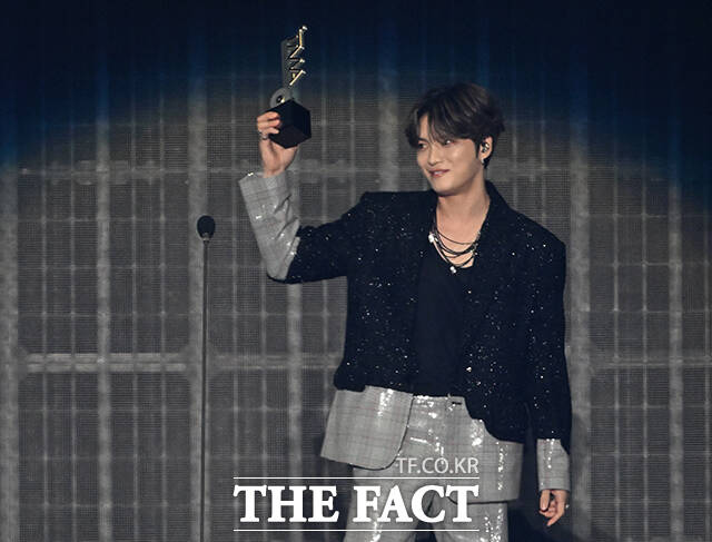 가수 김재중이 지난 7일 일본에서 열린 2024 더팩트 뮤직 어워즈(2024 THE FACT MUSIC AWARDS, TMA)에서 올해의 아티스트와 핫 스테이지 오브 더 이어에 올랐다. /교세라 돔 오사카=박헌우 기자