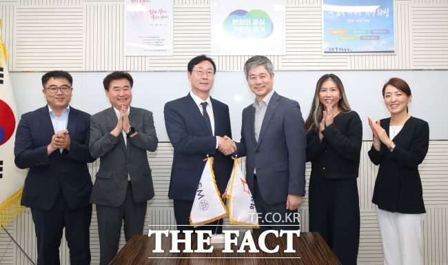 정명근 화성시장이 반도체 장비 기업 ASM 코리아 이영석 신임 대표와 협력 강화 간담회를 마치고 기념촬영을 하고 있다./화성시