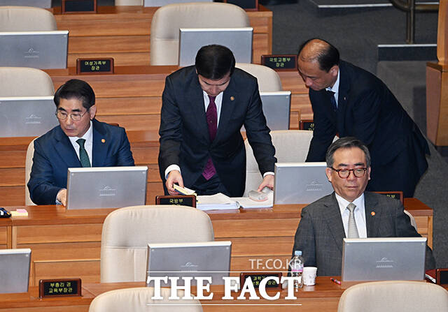 김선호 국방부 차관(왼쪽 두번째)과 교대하는 김용현 국방부 장관(왼쪽).