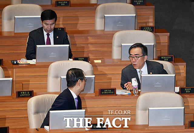 한덕수 국무총리(왼쪽 아래)와 대화하는 조태열 외교부 장관(오른쪽). 왼쪽 위는 김용현 국방부 장관 대신 참석한 김선호 국방부 차관.