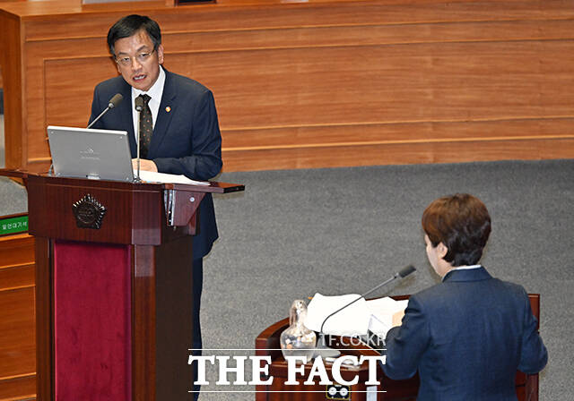 최상목 경제부총리 겸 기획재정부 장관이 10일 오후 서울 여의도 국회에서 열린 제418회 정기회 제6차 본회의 경제 분야 대정부질문에 참석해 이언주 더불어민주당 의원의 질의에 답변을 하고 있다. /배정한 기자