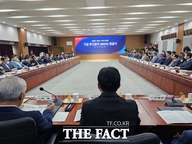 충남도청 대회의실에서 11일 도와 도내 30개 기업이 투자협약을 체결하고 있다. /이정석 기자