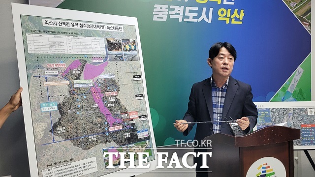 김성도 익산시 건설국장이 11일 익산시청 기자실에서 정례 브리핑을 갖고 산북천 하류 구간 보강공사와 관련해 설명을 하고 있다./홍문수 기자