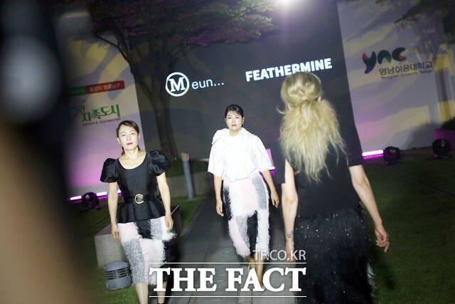 영남이공대가 10일 고등직업교육거점지구(HiVE) 사업의 일환인 시니어 모델 Fashion Show를 개최했다. 사진은 한 시니어 모델이 무대에서 워킹을 이어가는 모습./영남이공대