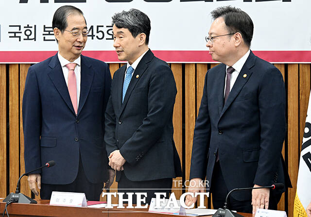 대화하는 한덕수 국무총리와 이주호 사회부총리 겸 교육부 장관, 조규홍 보건복지부 장관(왼쪽부터).