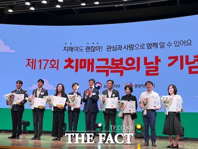 국민연금공단은 12일 보건복지부가 주최한 ‘제17회 치매극복의 날’ 행사에서 치매예방관리 분야 공로를 인정받아 ‘보건복지부 장관 표창’을 받았다. /국민연금공단