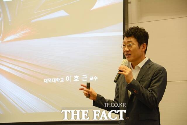 이호근 대덕대학교 교수가 12일 서울 여의도 FKI컨퍼런스센터에서 열린 자동차 급발진 의심 사고 설명회에 참석해 차량 브레이크 시스템에 대해 설명하고 있다. /김태환 기자