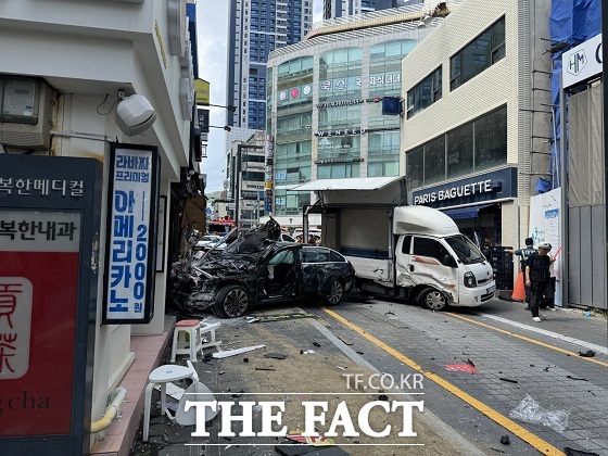 12일 부산경찰청과 부산소방재난본부에 따르면 이날 오후 1시 13분쯤 부산시 해운대구청 인근 삼거리에서 해운대구청 방향 일방통행로로 운행 중이던 승용차가 정차한 화물차를 들이 받은 뒤 보행자 2명을 치었다. /부산소방재난본부.