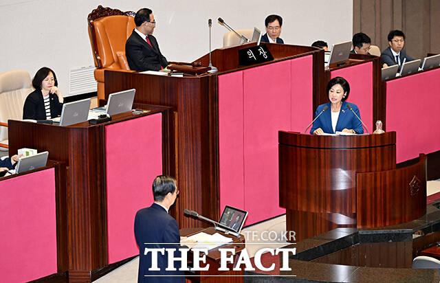 한덕수 국무총리에게 질의하는 남인순 더불어민주당 의원(오른쪽).