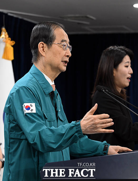 한덕수 국무총리가 12일 오전 서울 종로구 정부서울청사에서 응급의료 종합상황 합동브리핑을 하고 있다. /임영무 기자