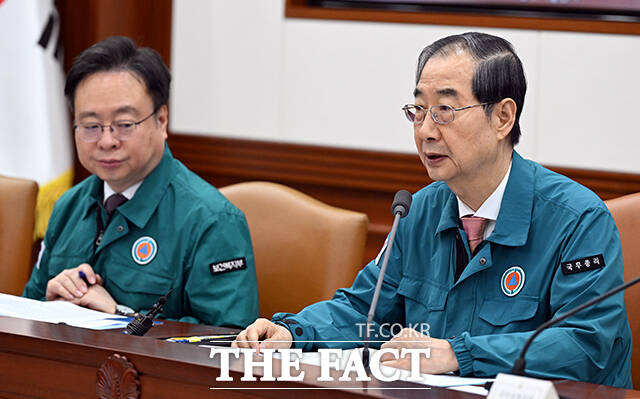 한덕수 국무총리(오른쪽)가 12일 오전 서울 종로구 정부서울청사에서 열린 의사집단행동 중앙재난안전대책본부회의에 참석해 모두발언을 하고 있다. /임영무 기자