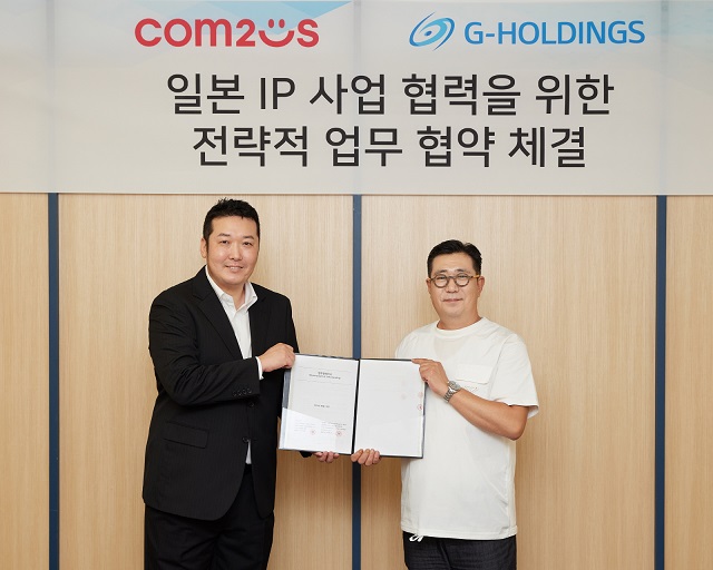 일본 IP 비즈니스 사업 협력 양해각서 체결식이 열린 가운데 치바 준우 G 홀딩스 COO와 한지훈(오른쪽) 컴투스 게임사업부문장이 기념촬영하고 있다. /컴투스