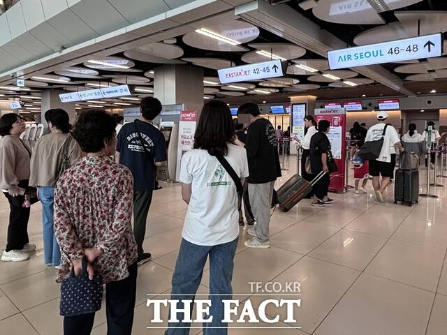 연휴를 앞둔 13일 오후 서울 강서구 김포공항에서 수속을 밟는 승객들이 대기하고 있다. /황지향 기자