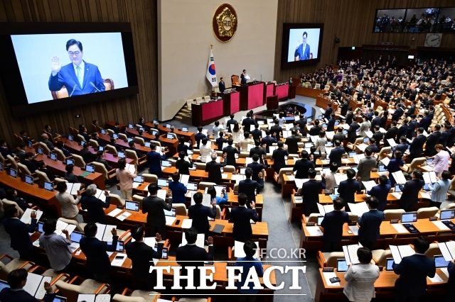 국회사무처의 국회의원 수당 등 지급기준에 따르면 2024년도 상여수당 중 명절 휴가비는 849만5880원이다. 설과 추석에 각 지급됨에 따라 국회의원들은 이번 추석 상여금으로 424만원7940을 받게 된다. 지난 2일 제22대 국회 개원식에서 우원식 국회의장을 비롯한 국회의원들이 선서를 하는 모습. /남윤호 기자