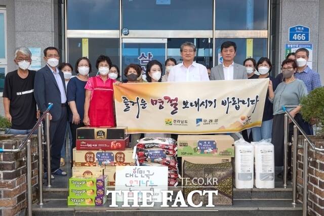 구례군은 지난 12일 김순호 군수와 이현창 전남도의원이 추석을 앞두고 관내 사회복지시설 등을 대상으로 위문활동을 펼쳤다고 13일 밝혔다./구례군