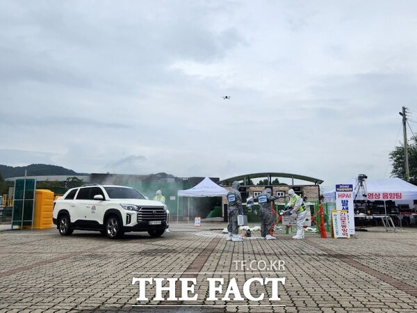 농림축산검역본부와 충남도 각 시‧군 관계자가 고병원성 AI 및 AI 인체 감염 대비 가상방역 훈련을 실시하고 있다. /아산시