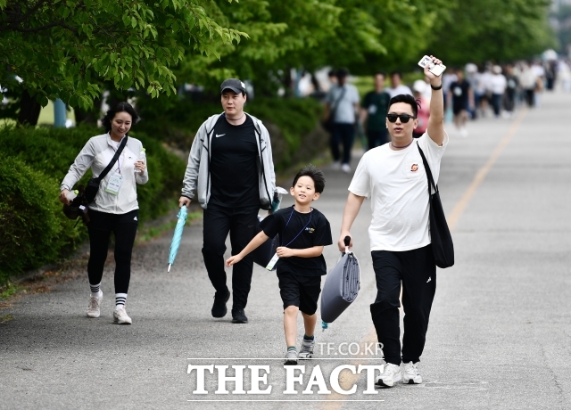 가족정책의 기본법인 건강가정기본법(건가법)은 가족을 혼인·혈연·입양으로 이루어진 사회의 기본단위로 규정한다. 사진은 한 기업행사에 참여한 임직원이 가족들과 걷고 있는 모습. /박헌우 기자